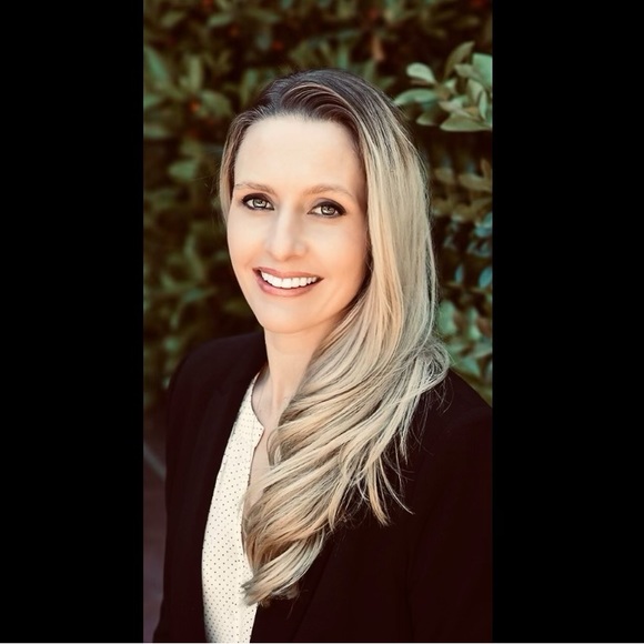 Meet your Posher, Jennifer - Picture 1 of 2